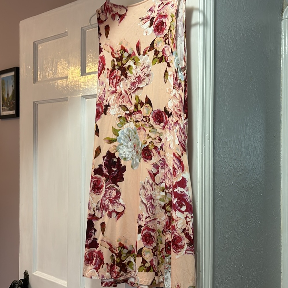 T-shirt material dress with pockets. Peachy color with rose design. - Picture 2 of 5